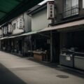 新湊かまぼこ事件に関連する地域食品ビジネスの危機を示す、日本の町の市場の風景。