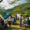Startup Camp、起業家の資金調達支援を強化するためのアウトドアイベントの様子。起業家たちが自然の中で交流し、アイデアを語り合うシーンを描いています。