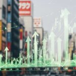 堀場製作所の株価急伸を象徴する抽象的な上昇矢印とグラフのモチーフを、都市の背景にぼかしを入れつつ表現した画像です。