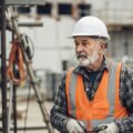 60歳以上の労働災害が過去最多に関する記事のアイキャッチ。高齢者の労働環境や安全対策をシンボリックに表現した画像。
