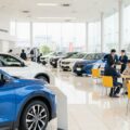 ディーラー保険体制を守る国内初コンサル「DAG」登場。現代日本の自動車販売店の保険業務の重要性を表現したシーン。