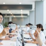 2026年8月から健康保険証が廃止される暫定措置とマイナ保険証の申込手順について、現代日本の医療現場を描写した画像。