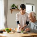 訪問介護サービスの介護保険内で頼めることと頼めないことの区分を解説する温かい介護のシーン。