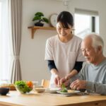 訪問介護サービスの介護保険内で頼めることと頼めないことの区分を解説する温かい介護のシーン。