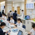 マイナ保険証の利用率が4％台に低迷している状況を示す、日本の病院の忙しい受付の様子。