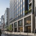 秋葉原・神田のオフィスビルを用途変更しホテル「HOTEL EN-YO」が開業した様子。現代的な建物と賑やかな都市の日常を捉えた画像。