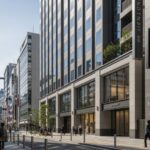 秋葉原・神田のオフィスビルを用途変更しホテル「HOTEL EN-YO」が開業した様子。現代的な建物と賑やかな都市の日常を捉えた画像。