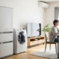 火災保険で故障した家電の買い替え費用を補償する条件を示す、日本の現代的な家庭の風景。