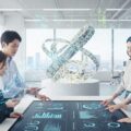 エクサウィザーズがMS&ADとのAI合弁で保険領域を開拓し、テクノロジーとデータの活用が伝わるオフィスの風景を描写。