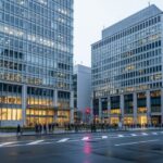 NTTドコモが600億円で都内オフィスビル2棟の土地を売却した状況を描いた都市の風景。ビルと活気ある街並みが映る。