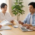 夏のボーナスを前にFPが推奨する終身型・定期型・収入保障型生命保険のランキングを説明する家族のシーン。