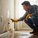 火災保険で水漏れや窓のヒビ修理が自己負担となるケースと保険適用の盲点を解説。水漏れによるダメージの様子を描写し、注意点を示す。