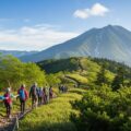 Finatextが提供する富士登山お守り保険の誕生を伝える、登山者が富士山への道を進む風景を描いた画像です。