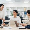 GVA TECHが会社設立直後の社会保険手続き支援サービス「GVA 労務書類」をリリース。新サービスの特徴を示すビジネスミーティングのシーン。