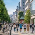 熱中症保険をLINEで販売開始。人々が夏の日差しの中、健康を気にしながらアウトドア活動を楽しむ様子を描写しています。