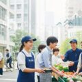年収の壁を178万円に引き上げ、社会保険料は別の仕組みを導入へ。現代日本の職場風景を背景に、働き手が活気に満ちた様子を描写。