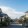 火災保険料の値上げが継続、家の外観が映る日本の住宅街の風景。防火意識を高めるための最新動向を表現。