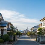 火災保険料の値上げが継続、家の外観が映る日本の住宅街の風景。防火意識を高めるための最新動向を表現。