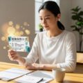 健康保険証の有効期限を確認する4つの方法を解説する記事用アイキャッチ画像です。人物が自宅で書類を確認しているシーンを通じ、安心感を表現しています。