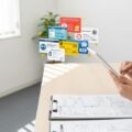厚労省が紙の保険証の期限を今月末で終了することを受け、マイナ保険証への切替方法を示す現代日本の医療環境のイメージ。