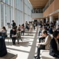 2026年7月から実施される医療保険制度の変更点を示す、現代日本の医療施設の風景。