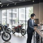 自民党二輪車問題対策PTが提言したバイク店の自賠責保険取り扱い維持の様子。地域密着の交通安全拠点としての重要性が強調される場面を描写。