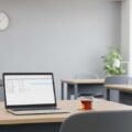 時給1057円週4日勤務における社会保険加入の有無による損得比較をテーマにした、オフィス環境の様子を描写した画像。