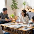 年金繰下げ受給で120万円から170万円へ増額する際の税金・保険料を解説する場面。家族がリビングで話し合っている様子を表現。