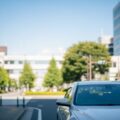 前年比51％増の楽天損保が楽天自動車保険の商品改定を実施。自動車保険の利便性と安全性向上を象徴する都市の風景を描写します。
