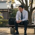 65歳定年退職者が高年齢求職者給付金受給のため、1か月前に辞めることの背景を考える情景。