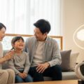 チューリッヒの自動車保険に関する広告をテーマにした、現代日本の家庭的な生活空間で安心感を表現したシーンです。