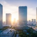 SOMPOがブラジルFator Seguradoraを約100～200億円で買収することを示す記事のアイキャッチ画像。都市の背景に企業保険の成長を象徴する雰囲気。
