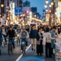 富山県で自転車保険が義務化されることを受け、地域の自転車利用促進と交通安全を意識したシーンを描いた画像です。