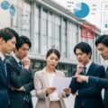 青森市が固定資産税と国民健康保険税の督促状2347件を送付した状況を描いた画像。市民の不安な様子と政府の建物が表現されている。