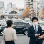 自動車保険の8週間ルールが来月施行に伴う都市の日常風景。軽い接触事故の様子を抽象的に表現.