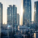 「250万件漏えい」大手損保４社ショックを象徴する都市の風景。個人情報漏えいの影響を感じさせる抽象的な要素が含まれています。