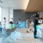 8月から健康保険証が完全廃止され、新しいマイナ保険証と資格確認書が必要になります。病院での混雑した受付の様子を示しています。