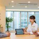 2026年改正「OTC類似薬負担上乗せ」ポイントの解説。医療現場での相談シーンを背景に、健康保険制度の変化を反映した内容を示す画像です。