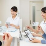 健康保険証による資格確認が7月末で終了しマイナ保険証と資格確認書へ移行する様子を示した日常の医療シーン。