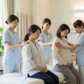 出産費用の保険適用による無償化検討に関連する現代日本の病院のシーン。妊婦へのサポートが描かれている。