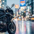 バイクの任意保険未加入時のリスク、事故による高額請求を警告する都市の風景を描写。