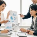 パートの社会保険適用における賃金要件撤廃と週20時間就労への変更を示す現代日本のオフィスでの雑談シーン。