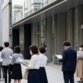 山形県で従来保険証の暫定措置が終了。医療機関で新たな書類の提示が求められる様子を表現した画像。