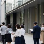 山形県で従来保険証の暫定措置が終了。医療機関で新たな書類の提示が求められる様子を表現した画像。